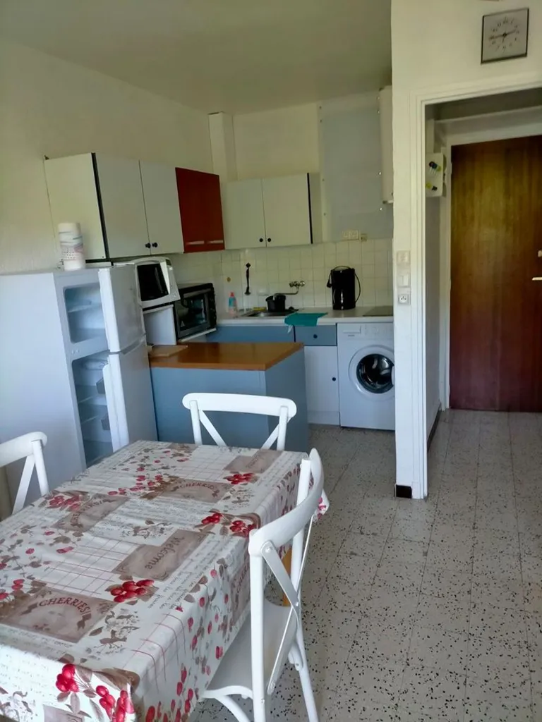 Salle à manger - Studio Meublé avec Balcon à Perpignan