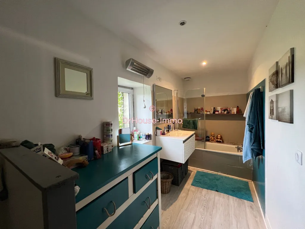 Bathrooms - Charming Longère with Equestrian Facilities in Manthelan