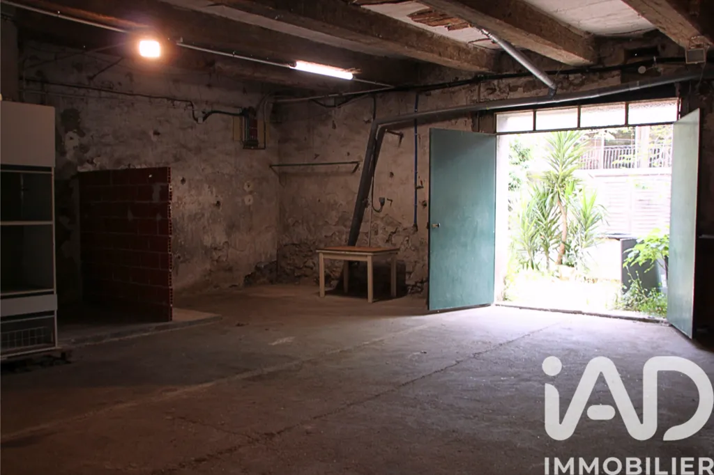 Garage - Maison de Caractère avec Piscine à Adissan