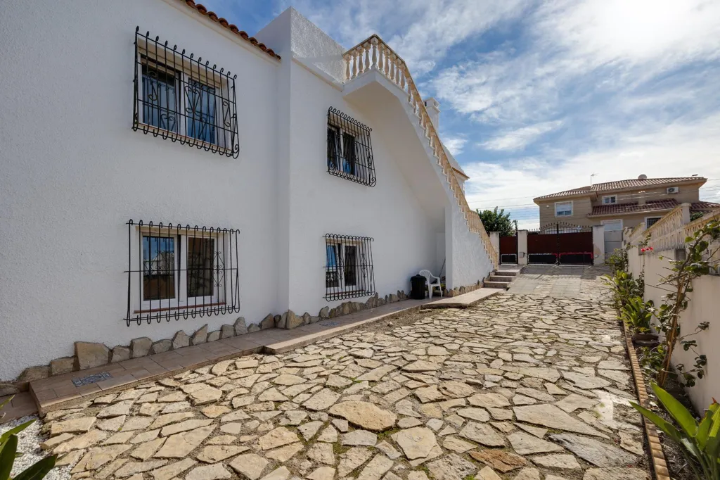 Exterior - Chalet with Pool and Sea View in El Chaparral