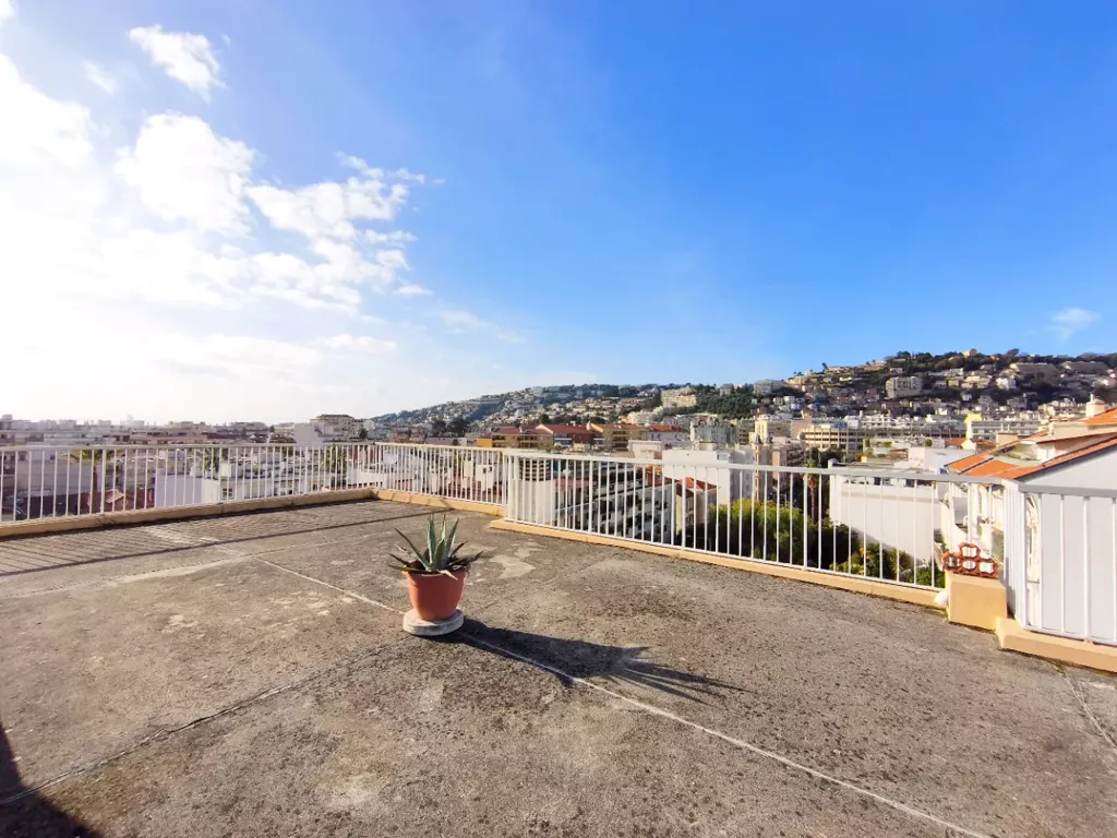 Terrasse - Appartement en Dernier Étage avec Terrasses à Nice