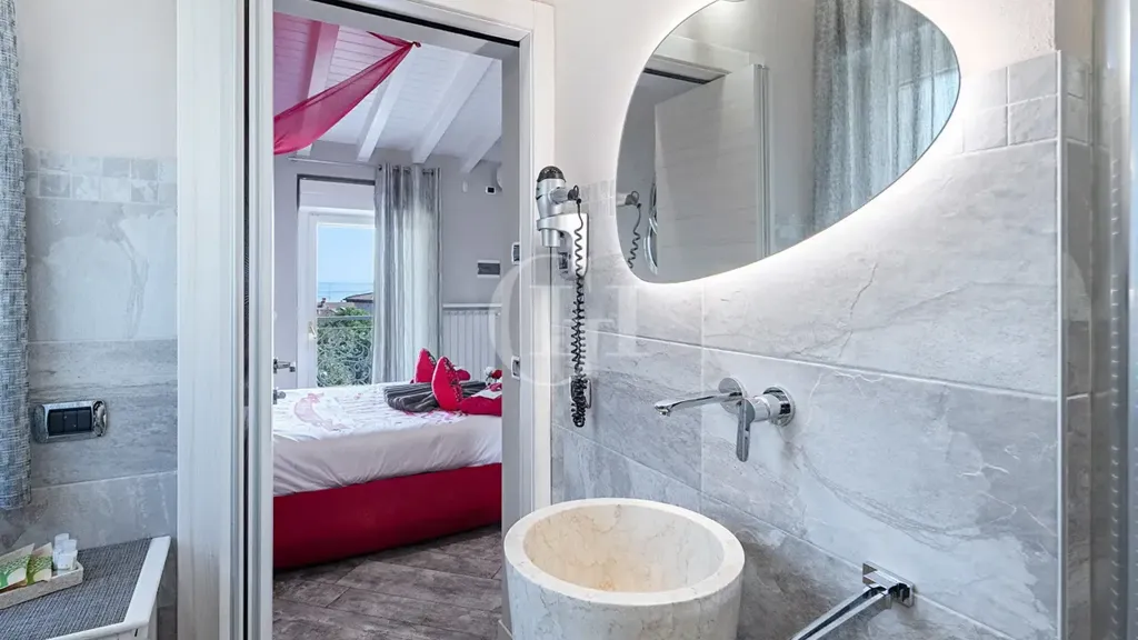 Salles de bain - Luxury Villa with Heated Pool near Desenzano