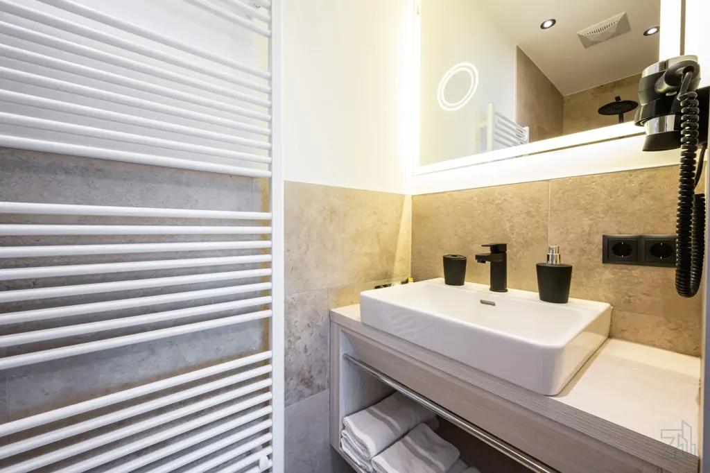 Salles de bain - 2-Bedroom Apartment with Pool in Central Location