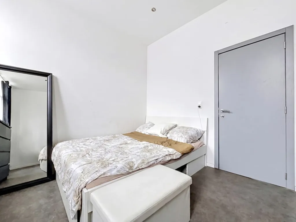 Chambres - Immeuble de Rapport Rénové avec 5 Unités à Louer