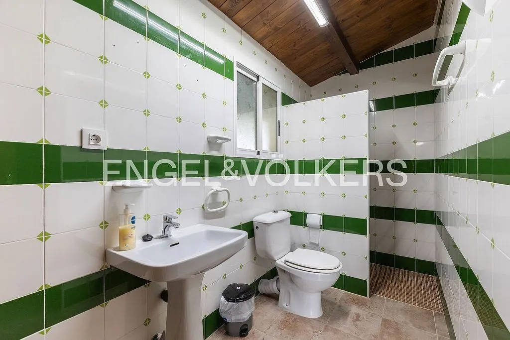 Vannitoad - Equestrian Estate with Pool in Enguera