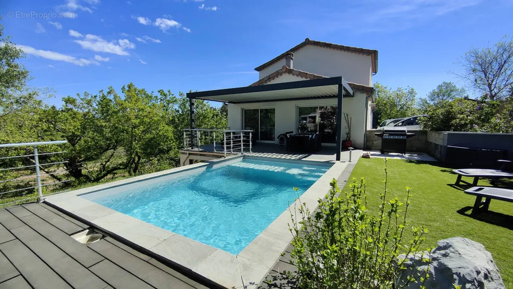 Piscina - Contemporary Villa with Pool in Vinezac