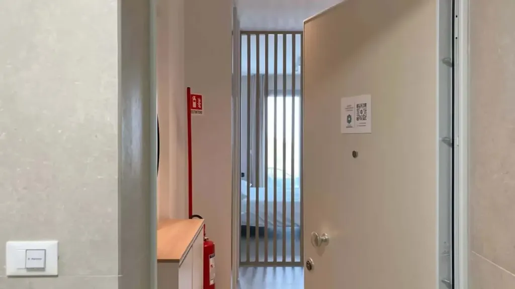 Esik - Modern Studio with Terraced View in Trieste