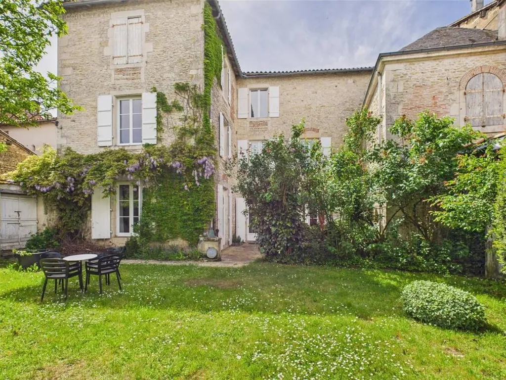 Aed - Detached Townhouse with Pool in Ruffec