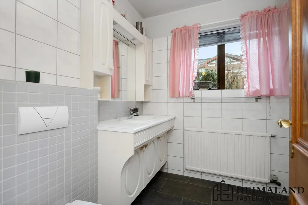 Bagni - Two-Storey End House with Garden in Reykjavik