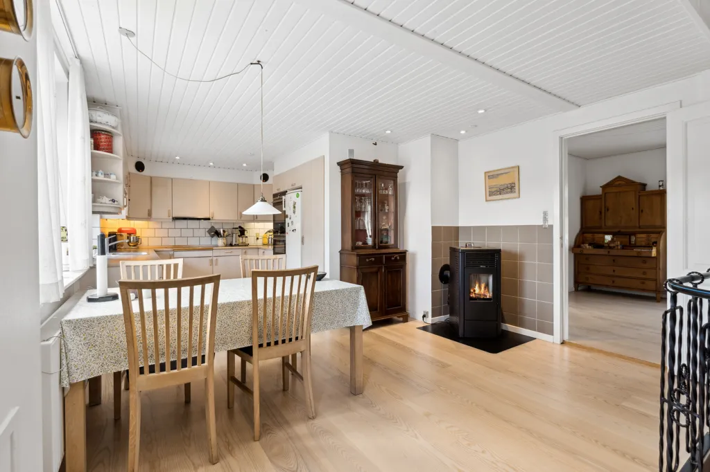 Söögituba - Villa with Workshop in Aunslev