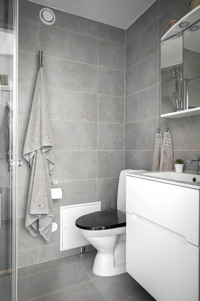Salles de bain - Renovated Two-Bedroom with Balcony in Ättekulla