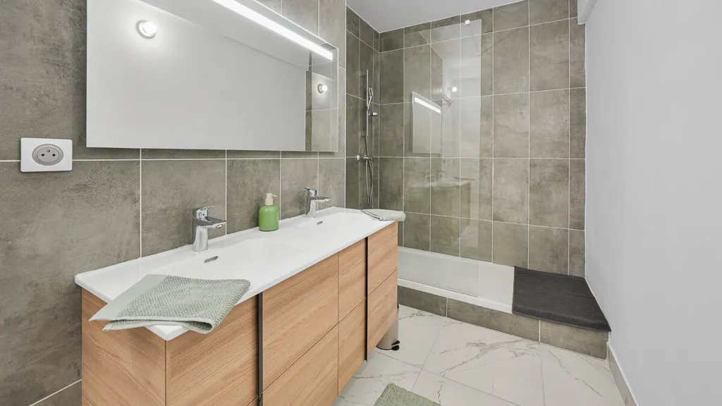 Bathrooms - 1-Bedroom Flat with Seine View in Paris 16e