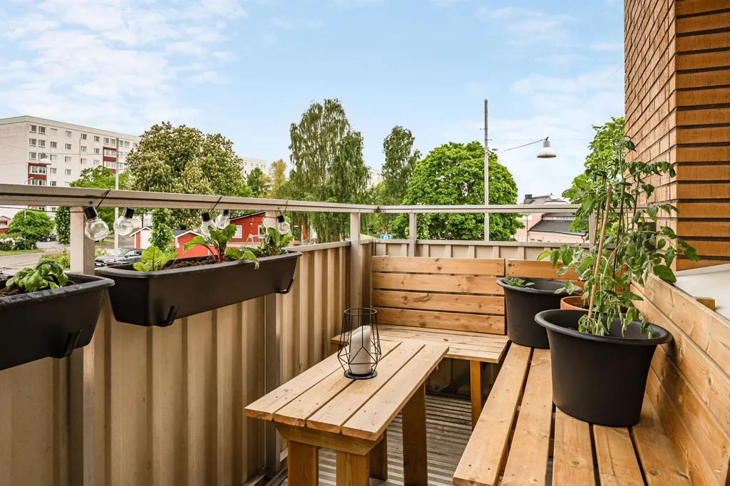 Balcon - Apartment with Renovated Kitchen in Central Norr