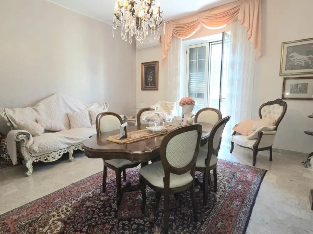 Söögituba - 3-Bedroom Apartment with Balcony in Bari