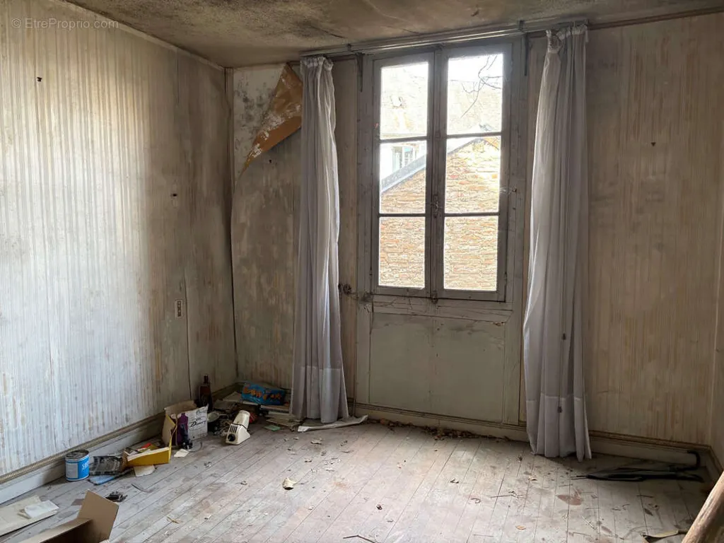 Rooms - Mixed-Use Building with Commercial Potential in Saint Yrieix