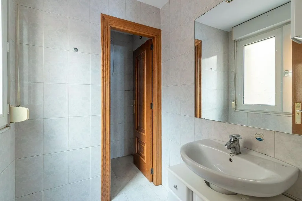 Salles de bain - Modern Apartment with Balcony in Armilla