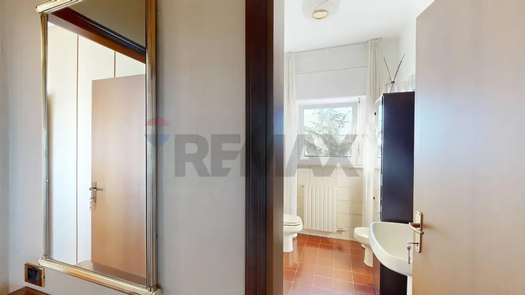 Salles de bain - Four-Bedroom Apartment with Balcony in Milan