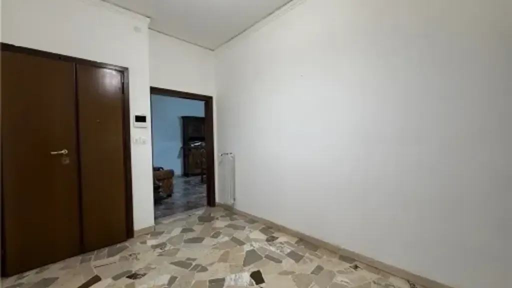 Esik - Partially Renovated Apartment with Balcony in Florence