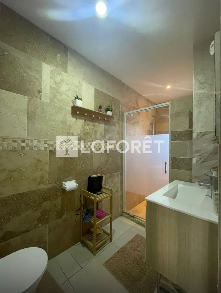 Vannitoad - Mixed-Use Property with Garden in Arles