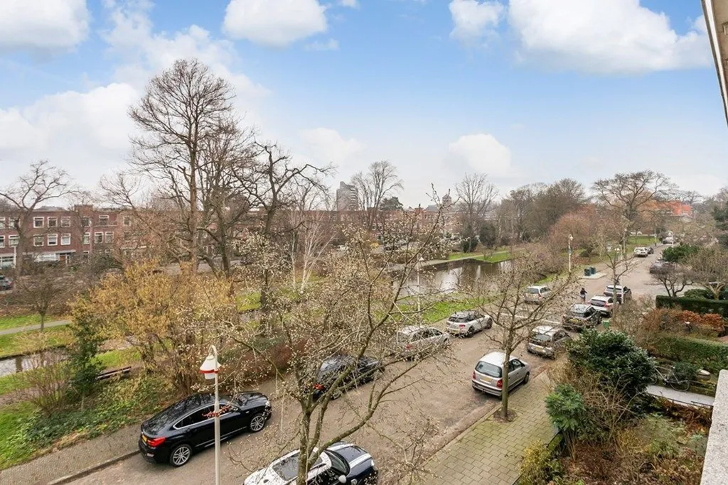Rõdu - Portiekflat with Park Views in Den Haag