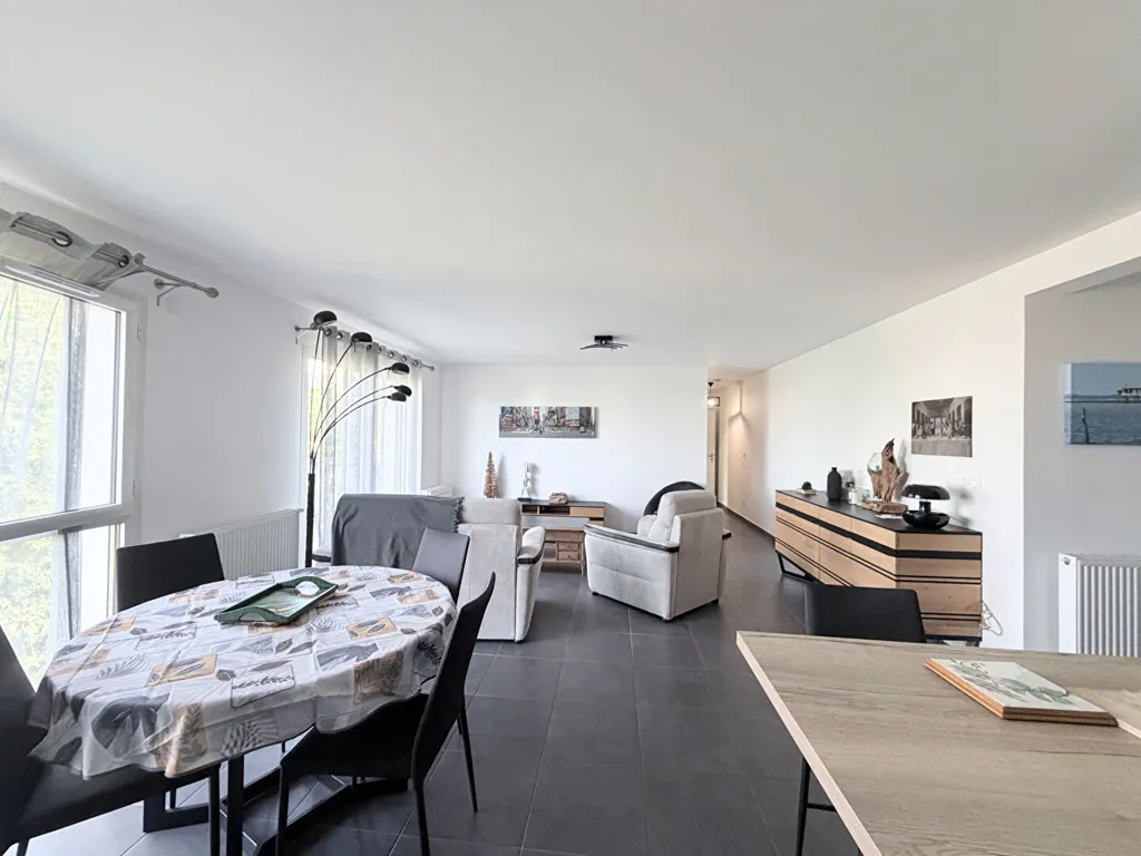 Dining Room - Bright T3 Apartment with Terrace in Pessac Centre