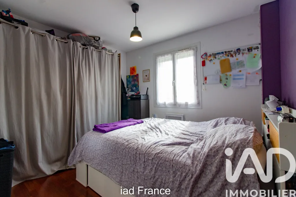 Chambres - Maison Traditionnelle avec Garage à Freneuse