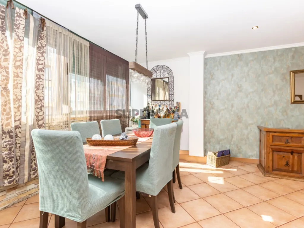 Söögituba - Open-Plan Apartment with River View in Almada
