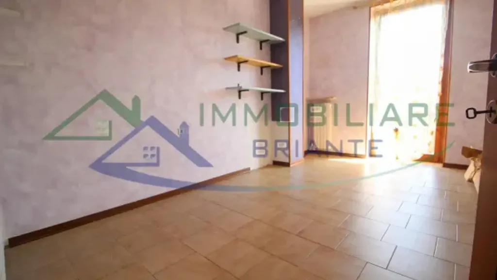 Esik - Terraced Villa with Private Garden in Angera