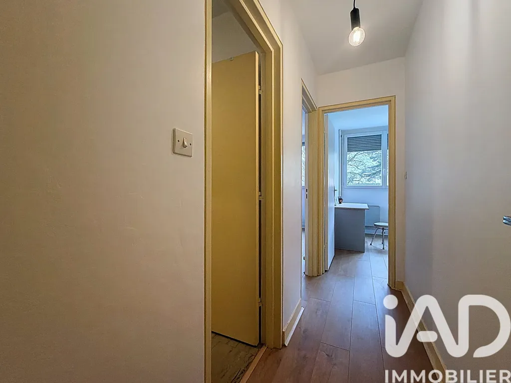 Hallway - Second Floor Flat with Park View in Limoges