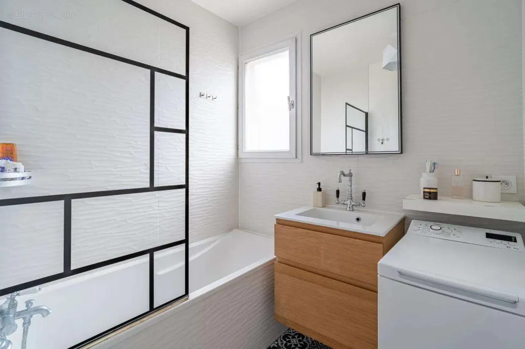 Bathrooms - 3-Bed Flat with Balcony in Bobigny
