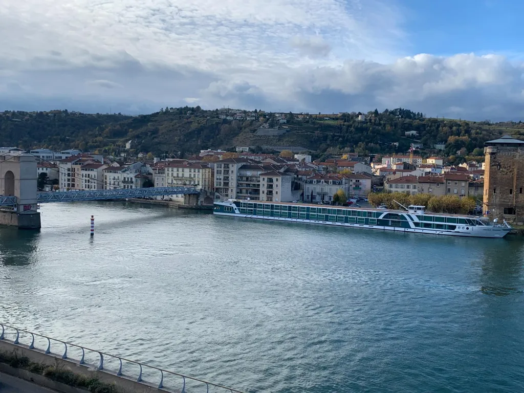 Bright 3-Bedroom Apartment in Vienne Centre