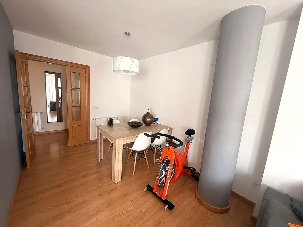 Salle à manger - Apartment with Balcony in Llombai Area
