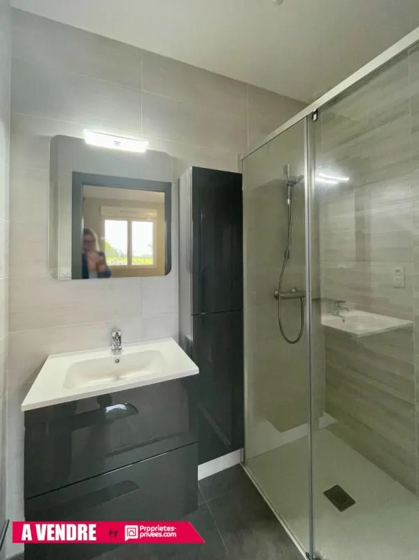 Salles de bain - Maison Contemporaine en Brique avec Terrasse à 110 m²
