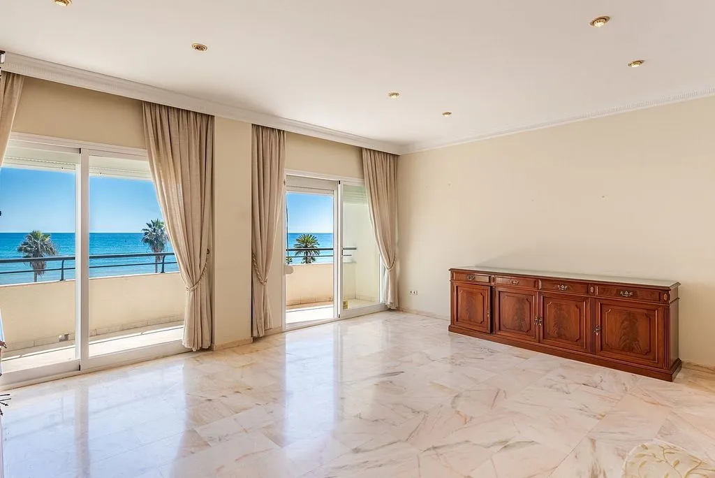 Séjour - Apartment with Sea Views on Estepona Promenade