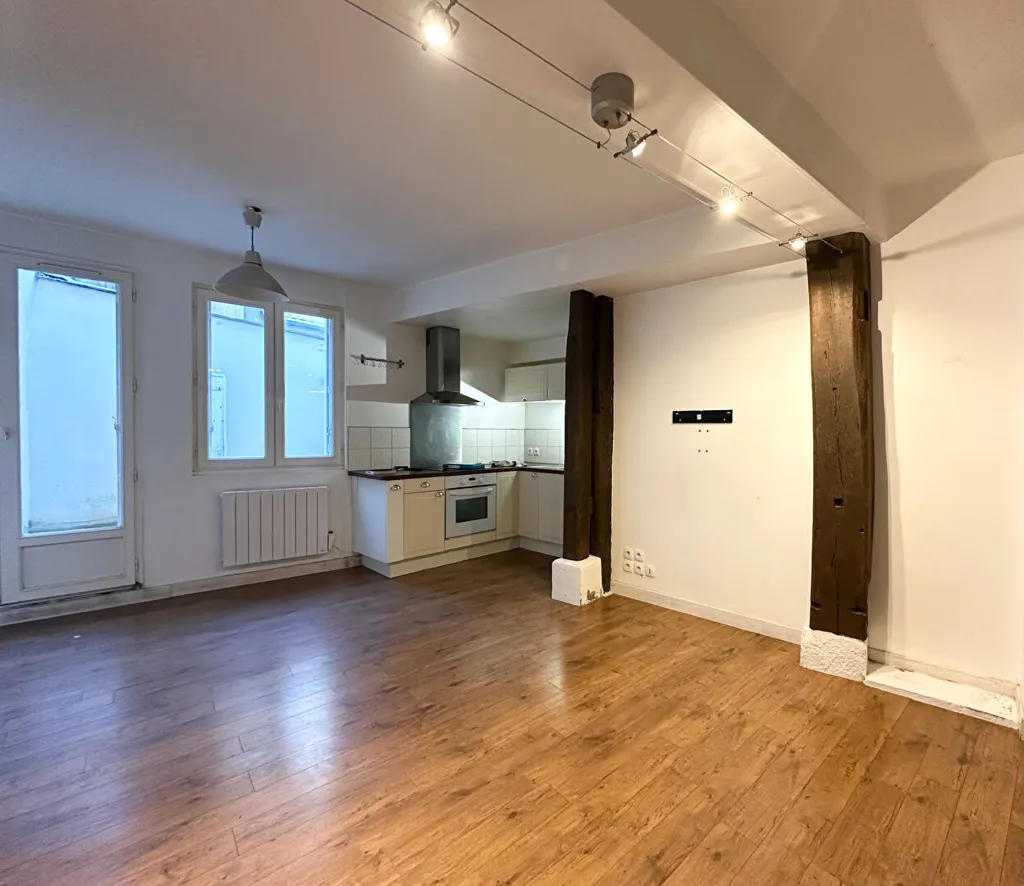 Elutuba - 2-Bed Apartment with Private Courtyard in Chartres