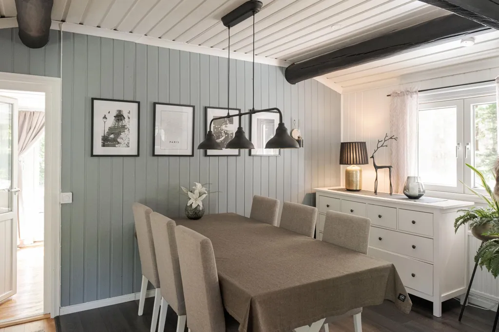 Söögituba - Charming Seafront Home with Open Plan in Tranquil Setting