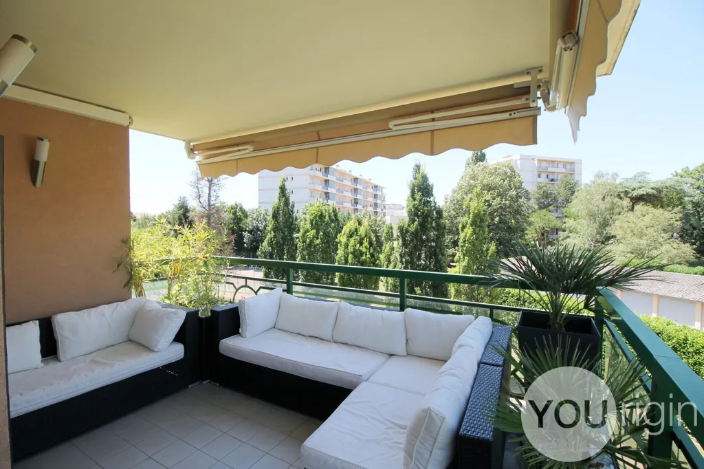 Terrace - T3 Flat with Pool in Tassin-la-Demi-Lune
