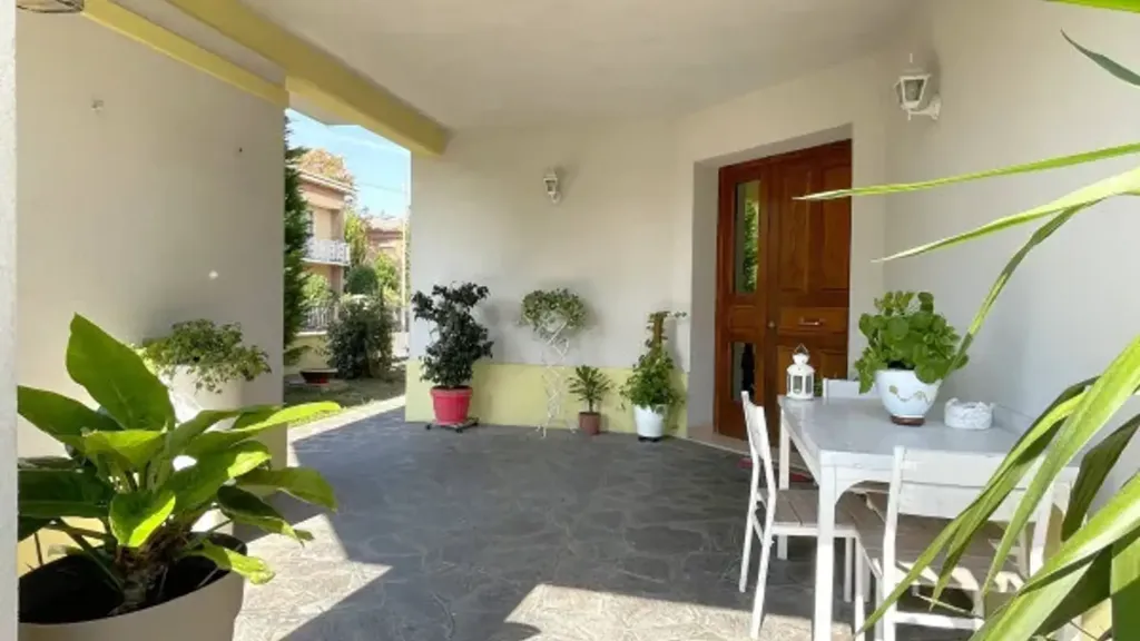 Terrass - Rear-Access Villa with Garden in Soliera