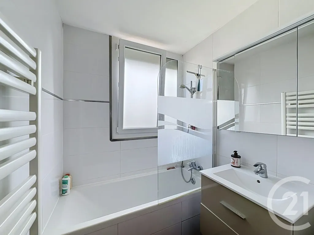 Vannitoad - 3-Bed Apartment with Balcony in Corbas