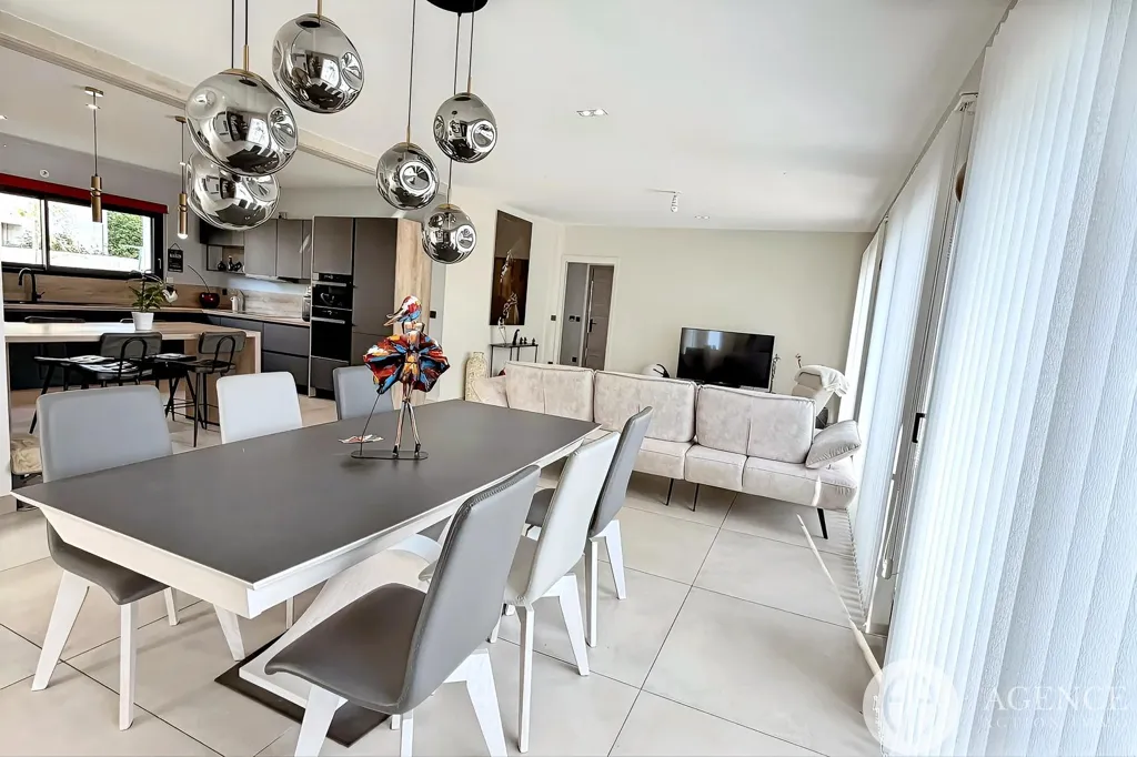 Salle à manger - Maison Contemporaine avec Piscine à Chanas