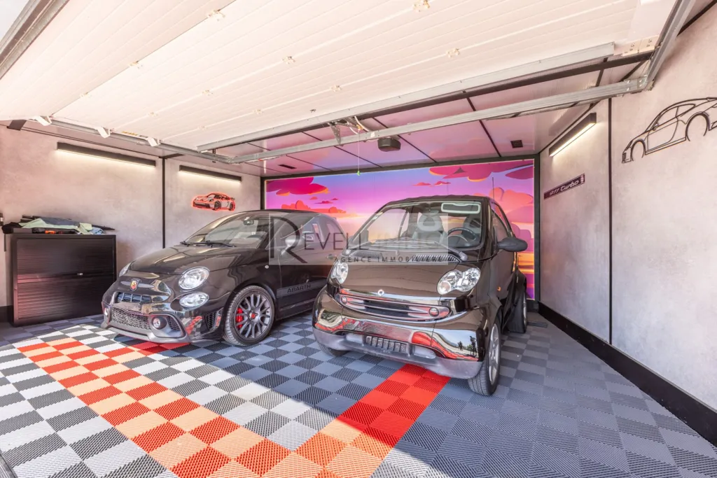 Garage - Maison de Maître avec Piscine et Vue Panoramique à Antibes