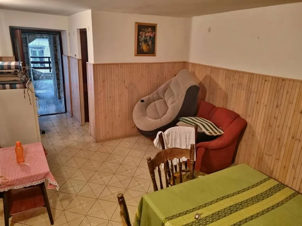 Söögituba - Renovated Stone House in Baška