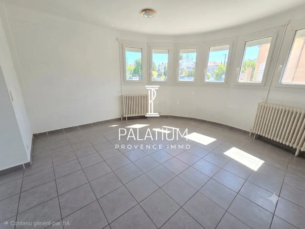 Toad - Mixed-Use Property with Garage in Digne-les-Bains