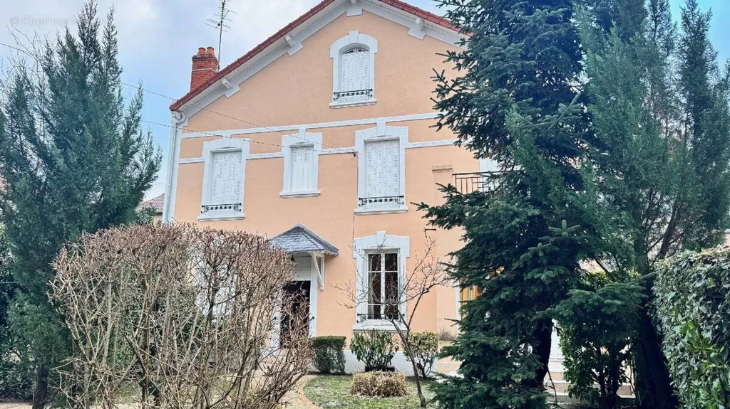 Extérieur - Maison de Charme avec Jardin à Vichy