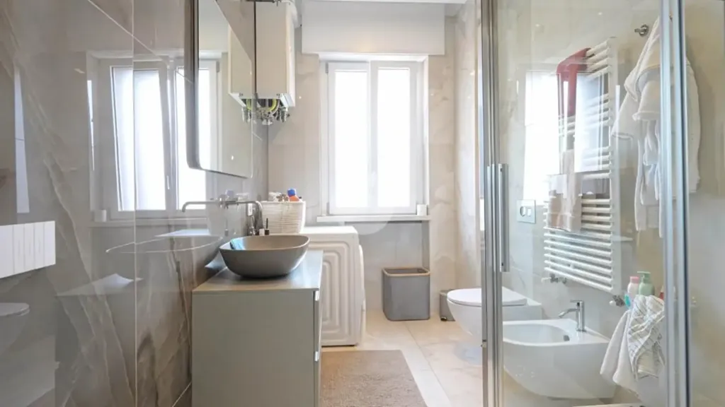 Salles de bain - Fully Furnished Triplex with Balcony in Pero