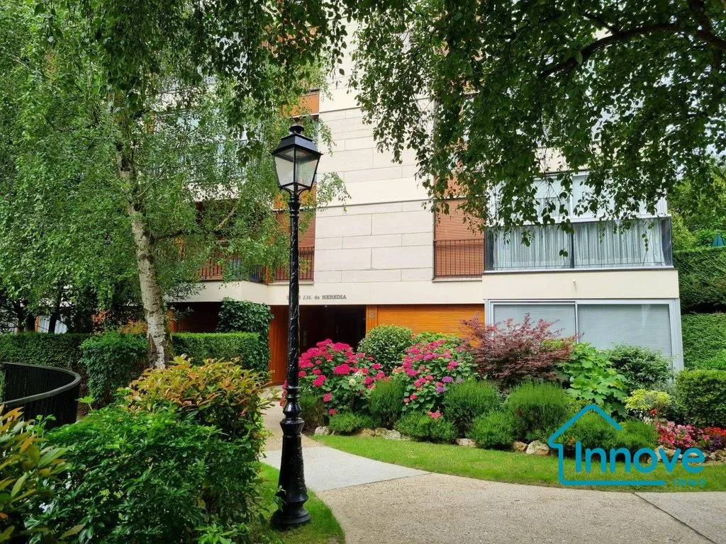 Garden - Luxury Flat with West View in Le Chesnay