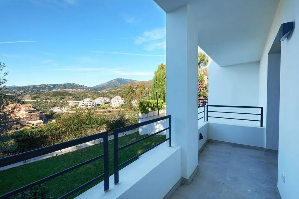 Balcon - Luxury Villa with Pool in Nueva Andalucía