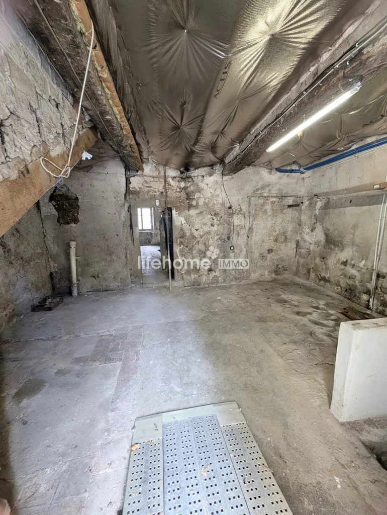 Garage - Deux Pièces à Réhabiliter au Cœur du Village