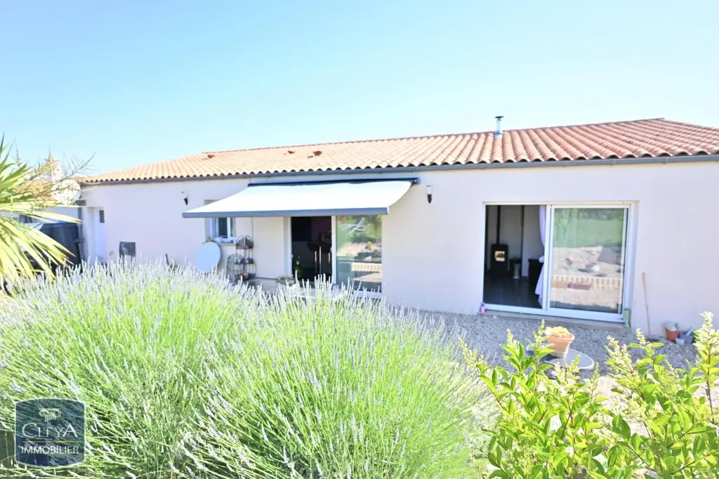 Extérieur - Maison Contemporaine avec Jardin à Arces