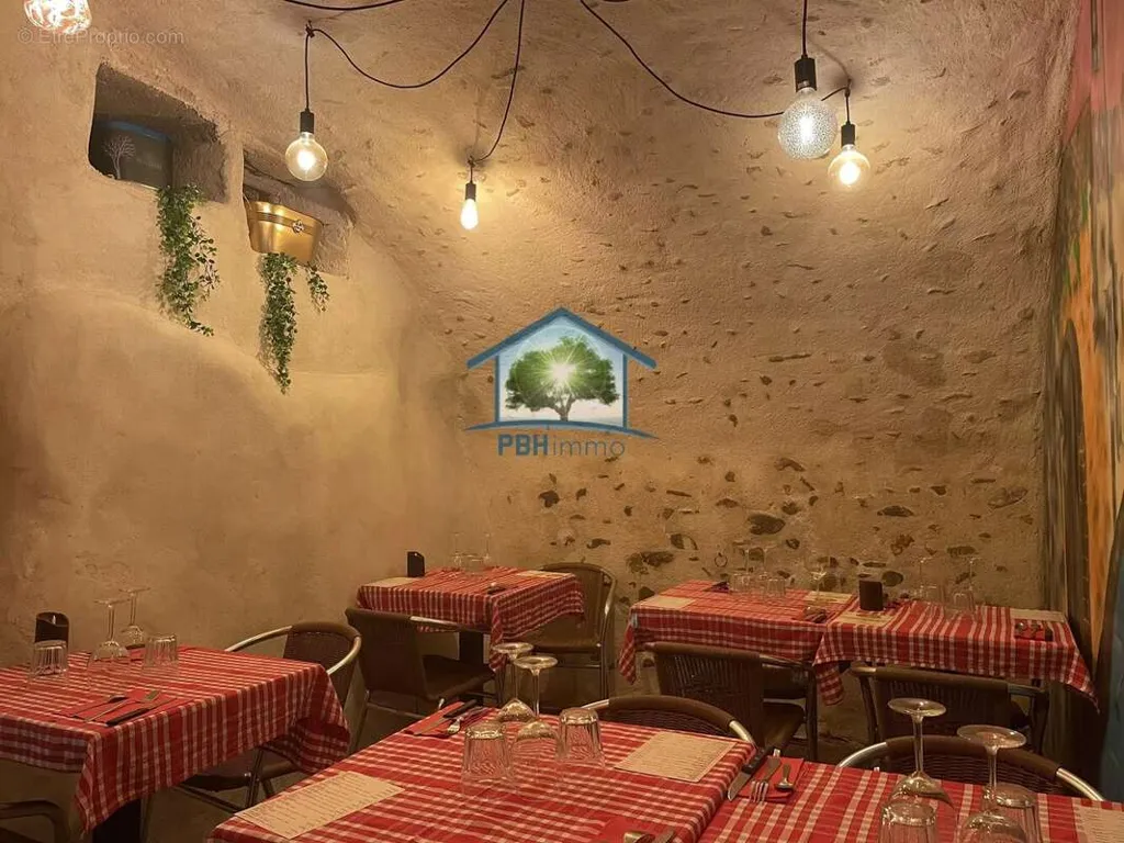 Söögituba - Commercial Property with Kitchen in Saint-Galmier Centre